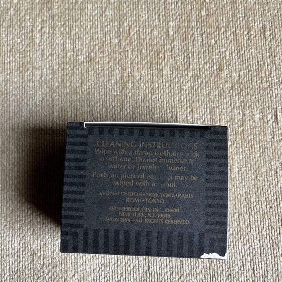 VINTAGE (1994-1995) AVON HONOR SOCIETY FEMALE PIN - Picture 3 of 3